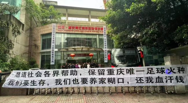 第90+3分钟，卡拉布里亚踢倒米兰丘克，主裁判出示黄牌，两黄变一红被罚下！
